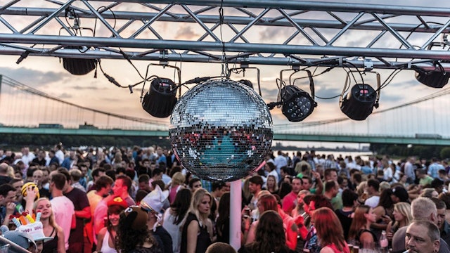 Party auf dem Schiff der KD