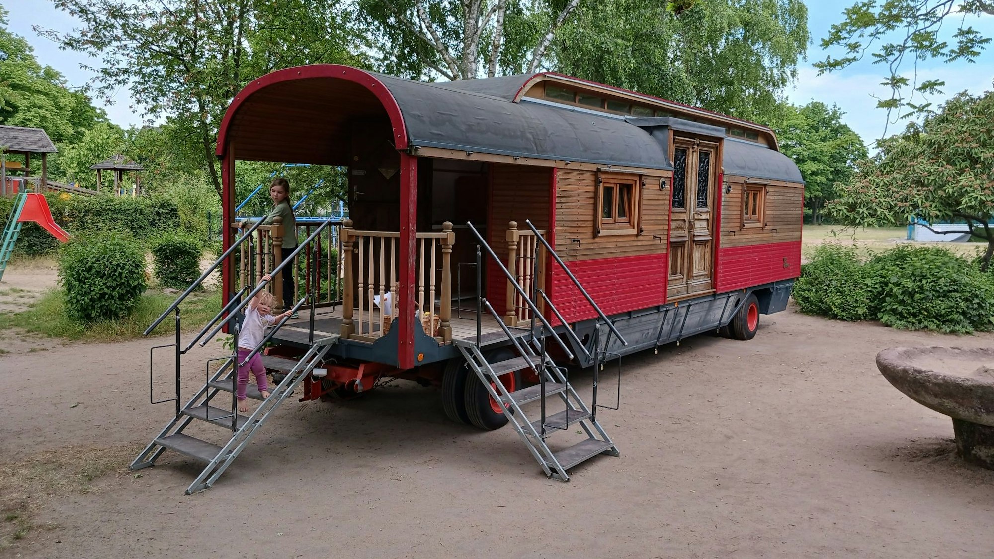 Ein alter roter Zirkuswagen.