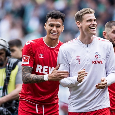 Die Kölner Mittelstürmer Davie Selke (links) und Steffen Tigges blicken auf eine Saison mit Höhen und Tiefen zurück. Im Bild lachen sie nach dem 1:1 bei Werder Bremen im vorletzten Saisonspiel.