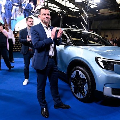 Martin Sander, Vorsitzender der Geschäftsführung der Ford-Werke GmbH, stellt im Werk den neuen vollelektrischen Explorer vor