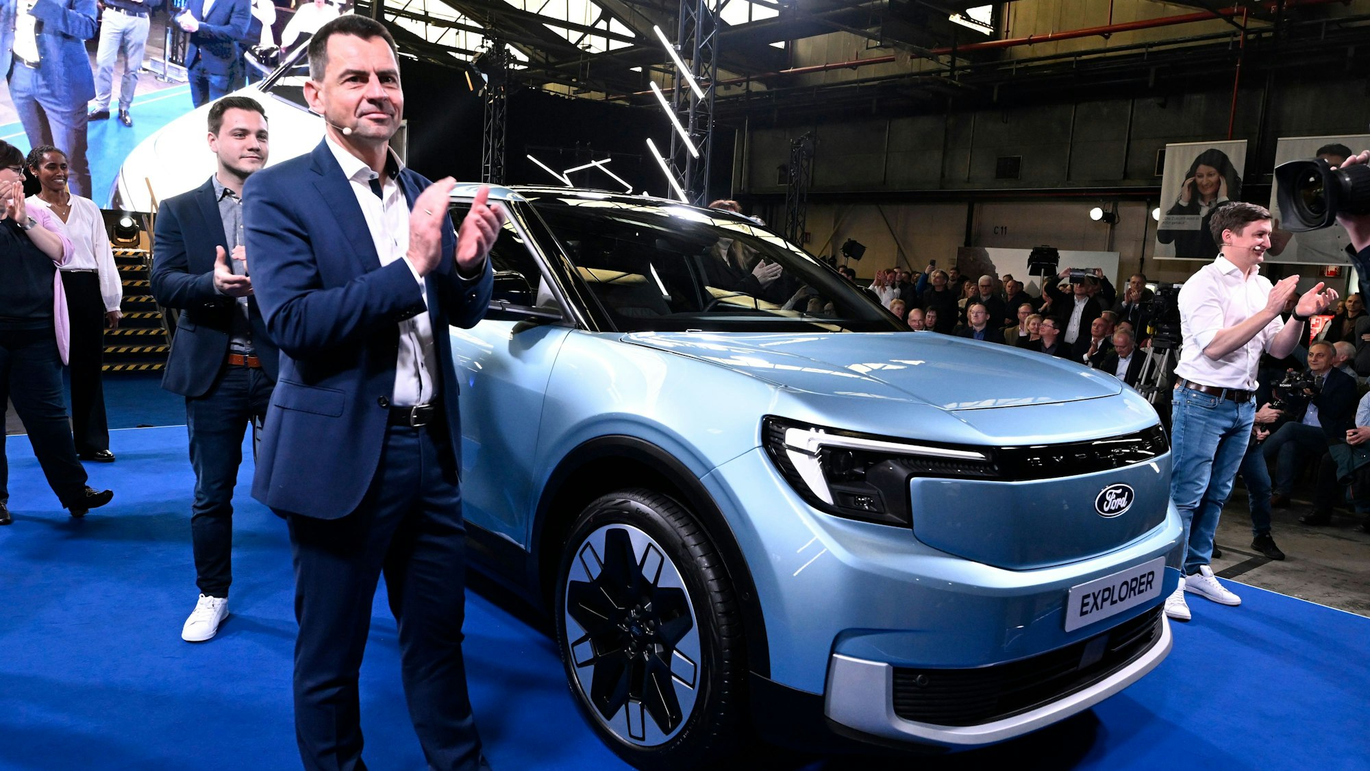 Martin Sander, Vorsitzender der Geschäftsführung der Ford-Werke GmbH, stellt im Werk den neuen vollelektrischen Explorer vor