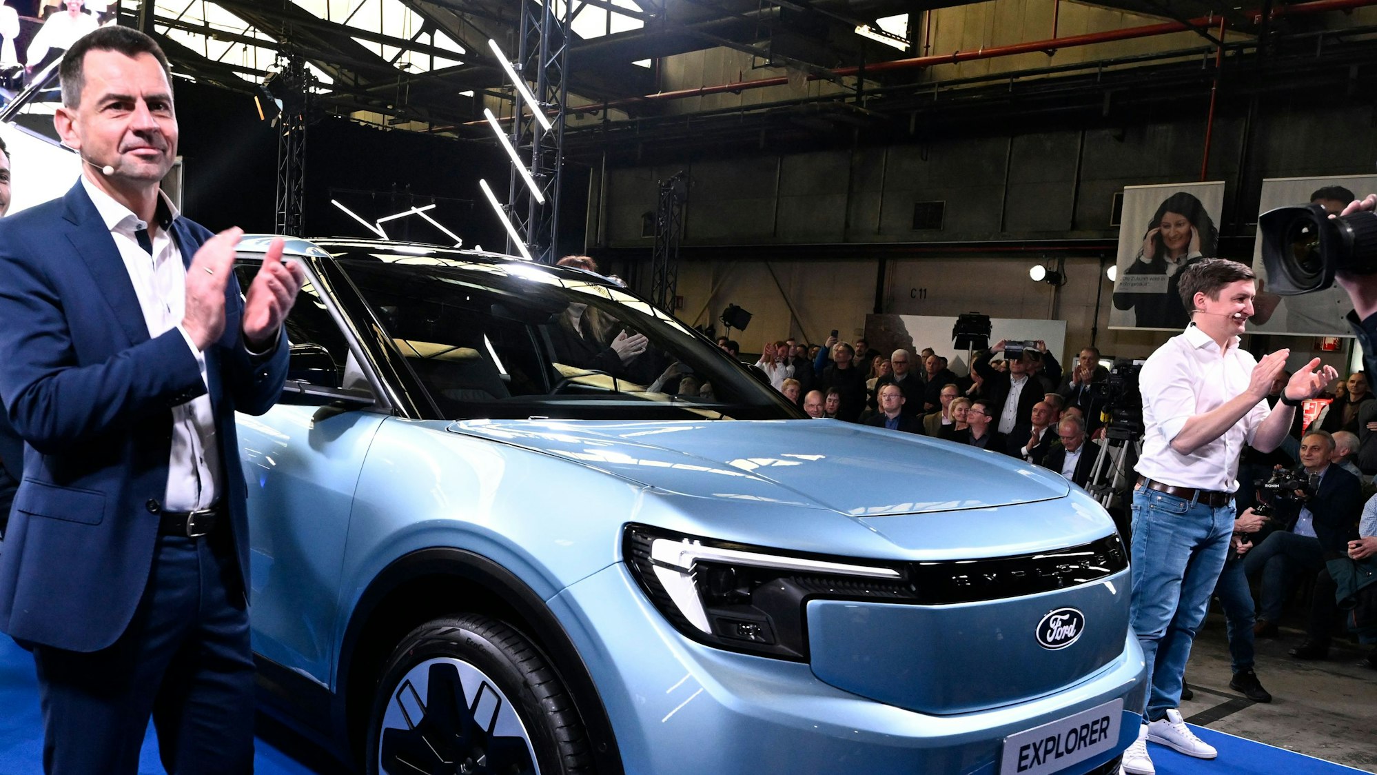 Martin Sander, Vorsitzender der Geschäftsführung der Ford-Werke GmbH, stellt im Werk den neuen vollelektrischen Explorer, mit dem der Autobauer die Käufer in Europa begeistern will. +++ dpa-Bildfunk +++