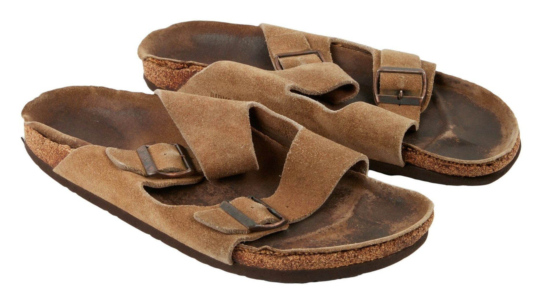 Ein Paar braune Birkenstock Arizona-Sandalen aus Wildleder, die Steve Jobs persönlich besaß und trug.