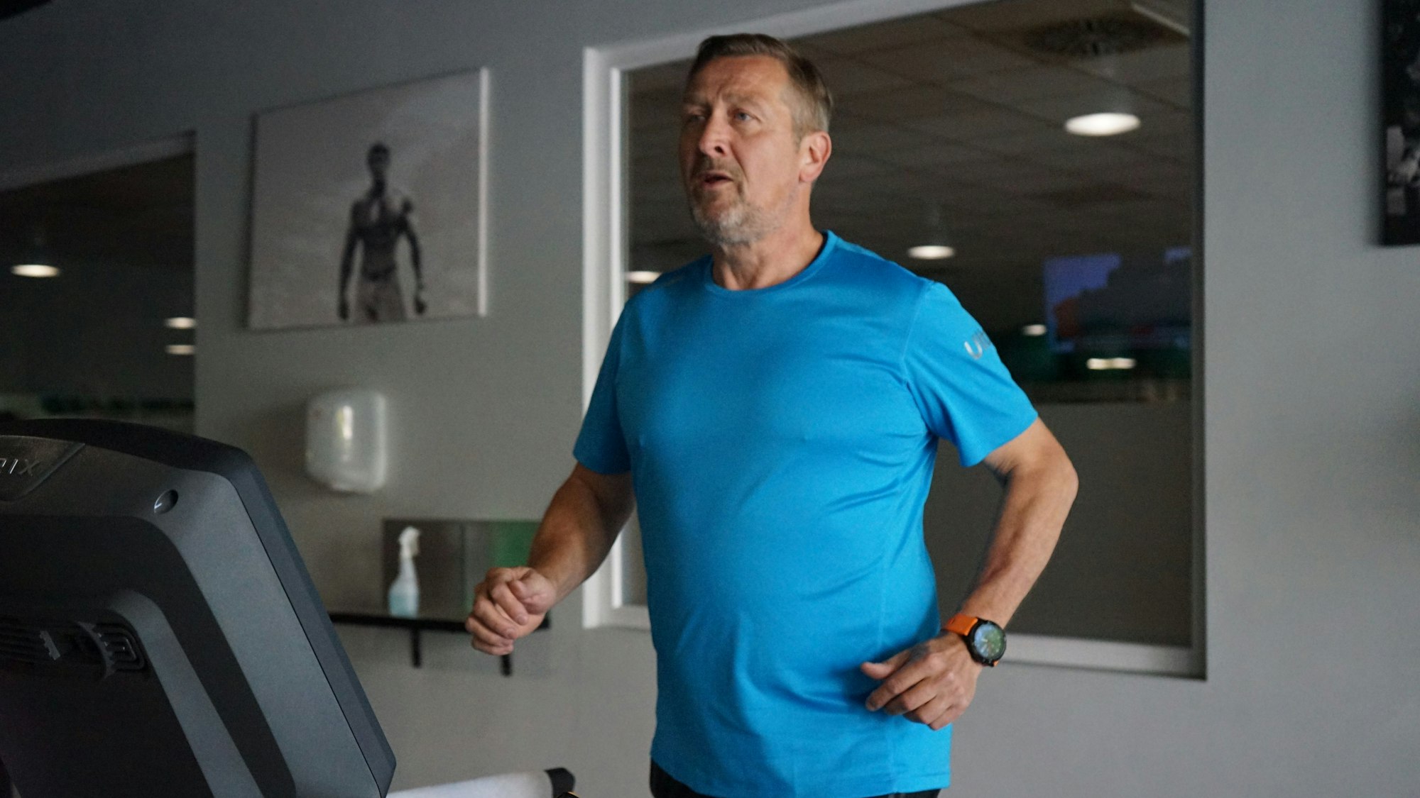 Auf dem Foto ist Horst Paesch beim Training im Fitnessstudio zu sehen.