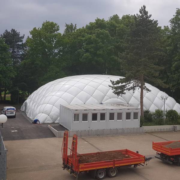 Die Stadt Euskirchen hat am Gymnasium Marienschule eine Traglufthalle aufstellen lassen.