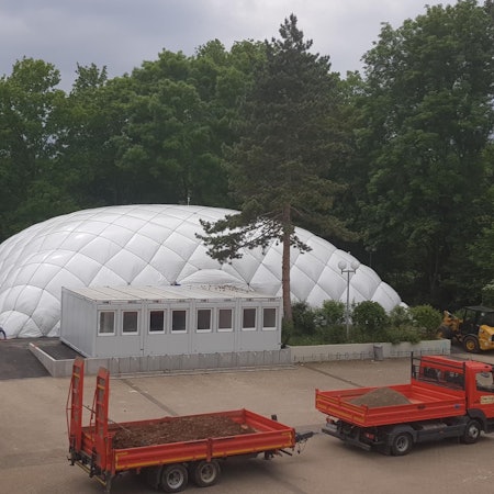 Die Stadt Euskirchen hat am Gymnasium Marienschule eine Traglufthalle aufstellen lassen.