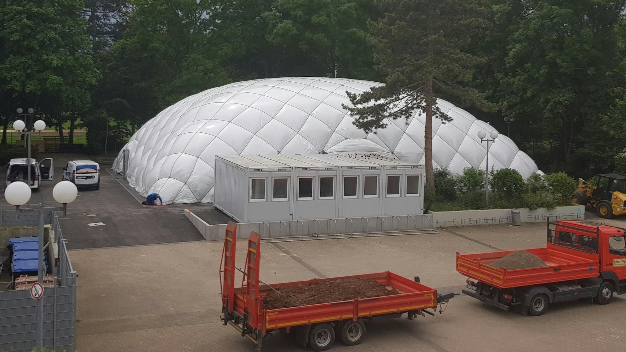 Die Stadt Euskirchen hat am Gymnasium Marienschule eine Traglufthalle aufstellen lassen.