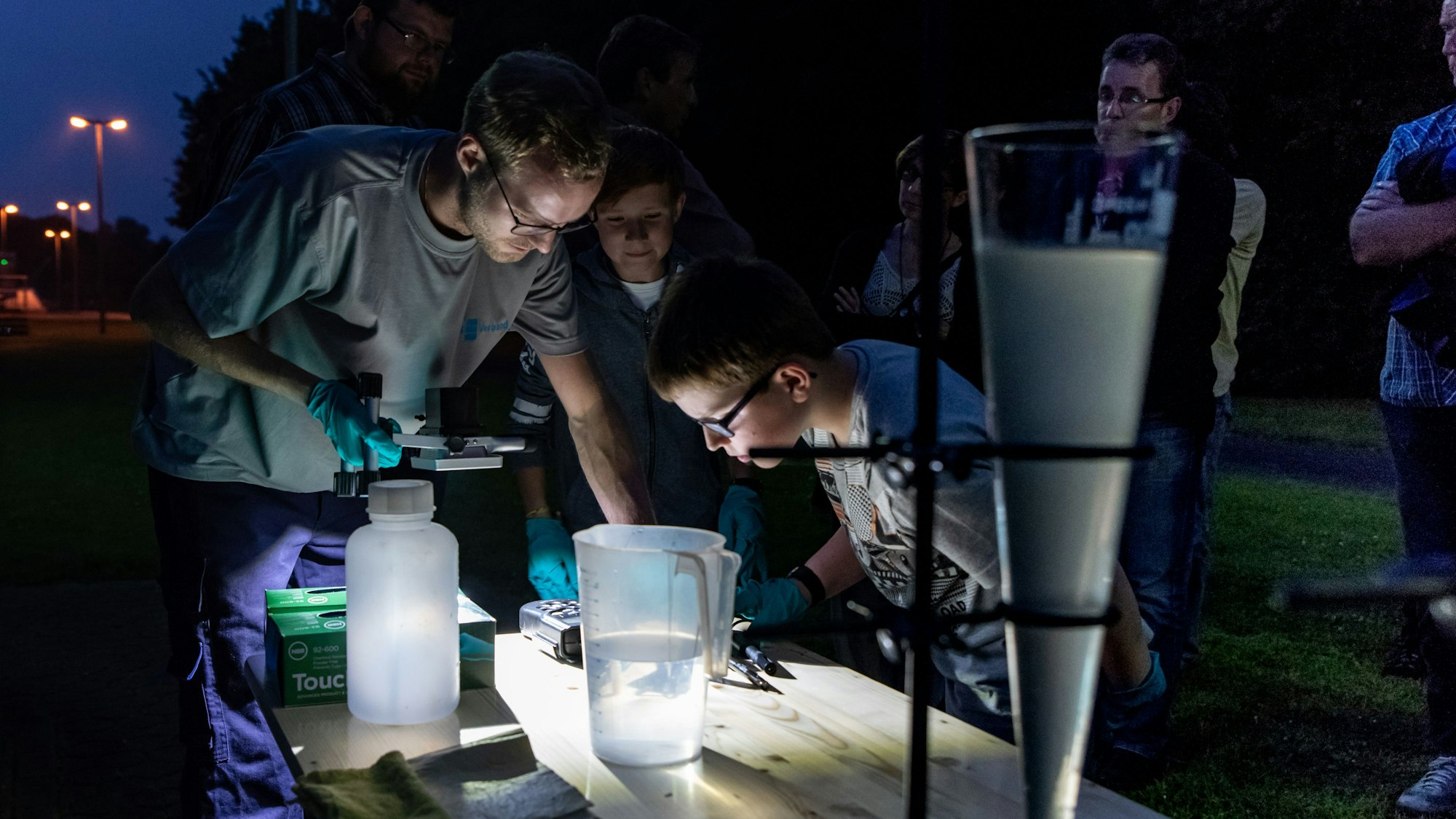 Auf dem Foto ist zu sehen, wie beim Erftverband Wasser untersucht wird.