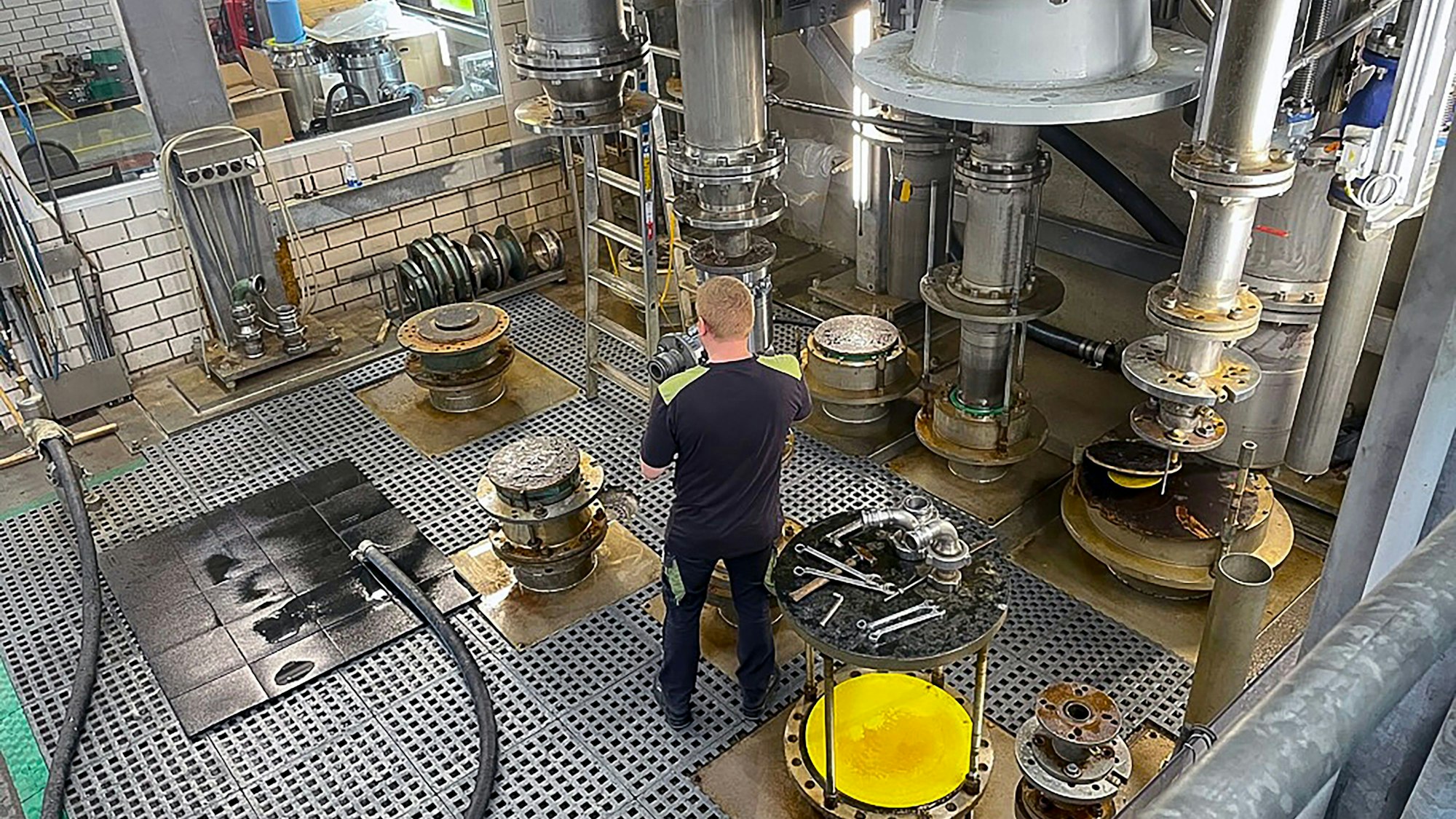 In dem Betrieb werden die Ventile montiert und dann auf einem Prüfstand gecheckt.