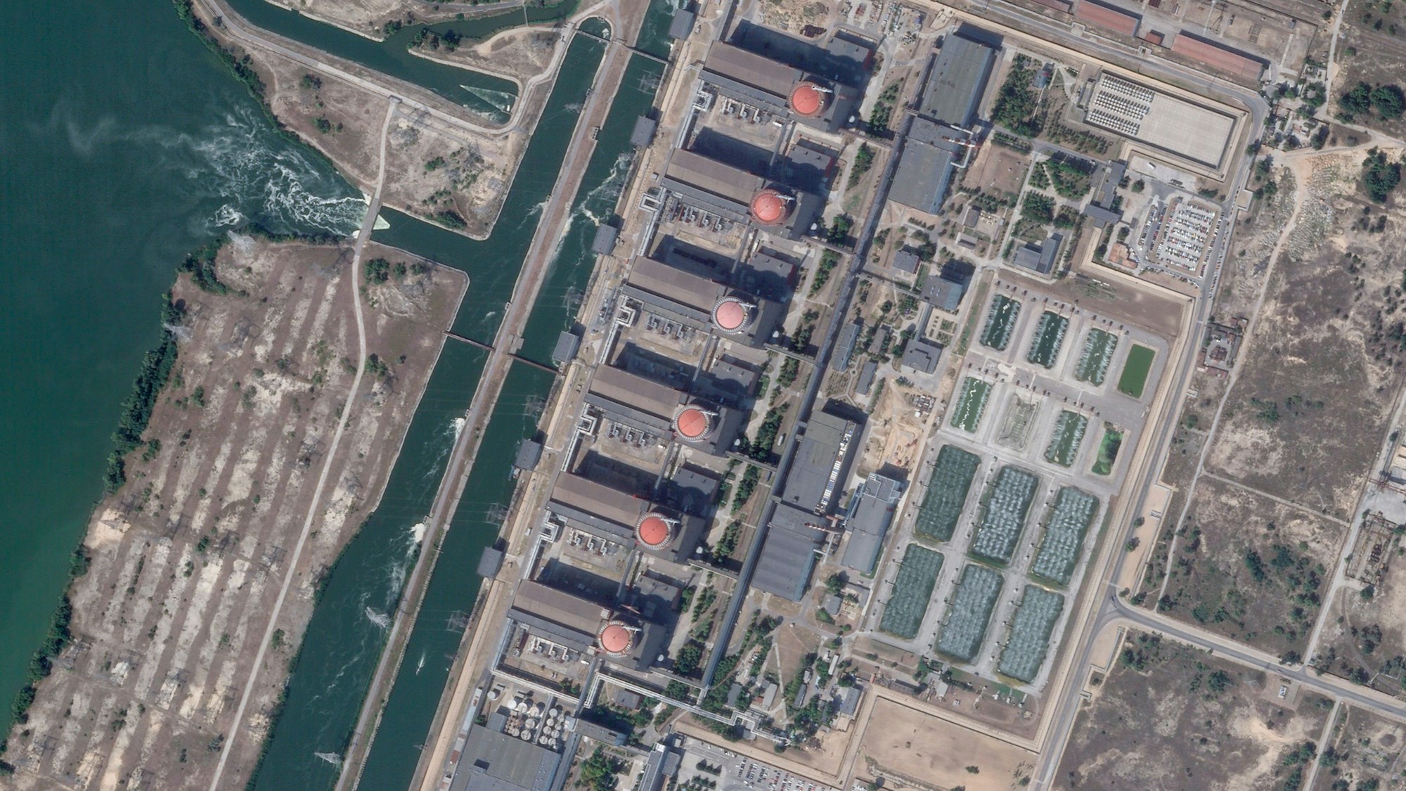 Die sechs Reaktoren des AKW Saporischschja in einer Luftaufnahme. Das Kühlreservoir des Kraftwerks ist laut ukrainischen Angaben auch nach der Zerstörung des Kachowka-Staudamms gut gefüllt. (Archivbild)