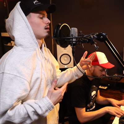 Liaze steht am Mikro im Studio in Blankenheim, im Hintergrund sitzt MTJ am Keyboard.