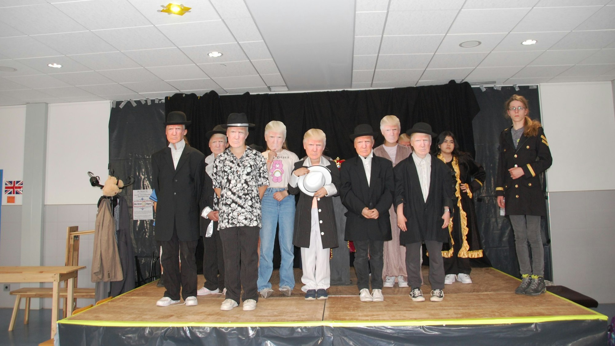 Die Theater AG des Werner-Heisenberg-Gymnasiums für die „Drei-Euro-Oper“.