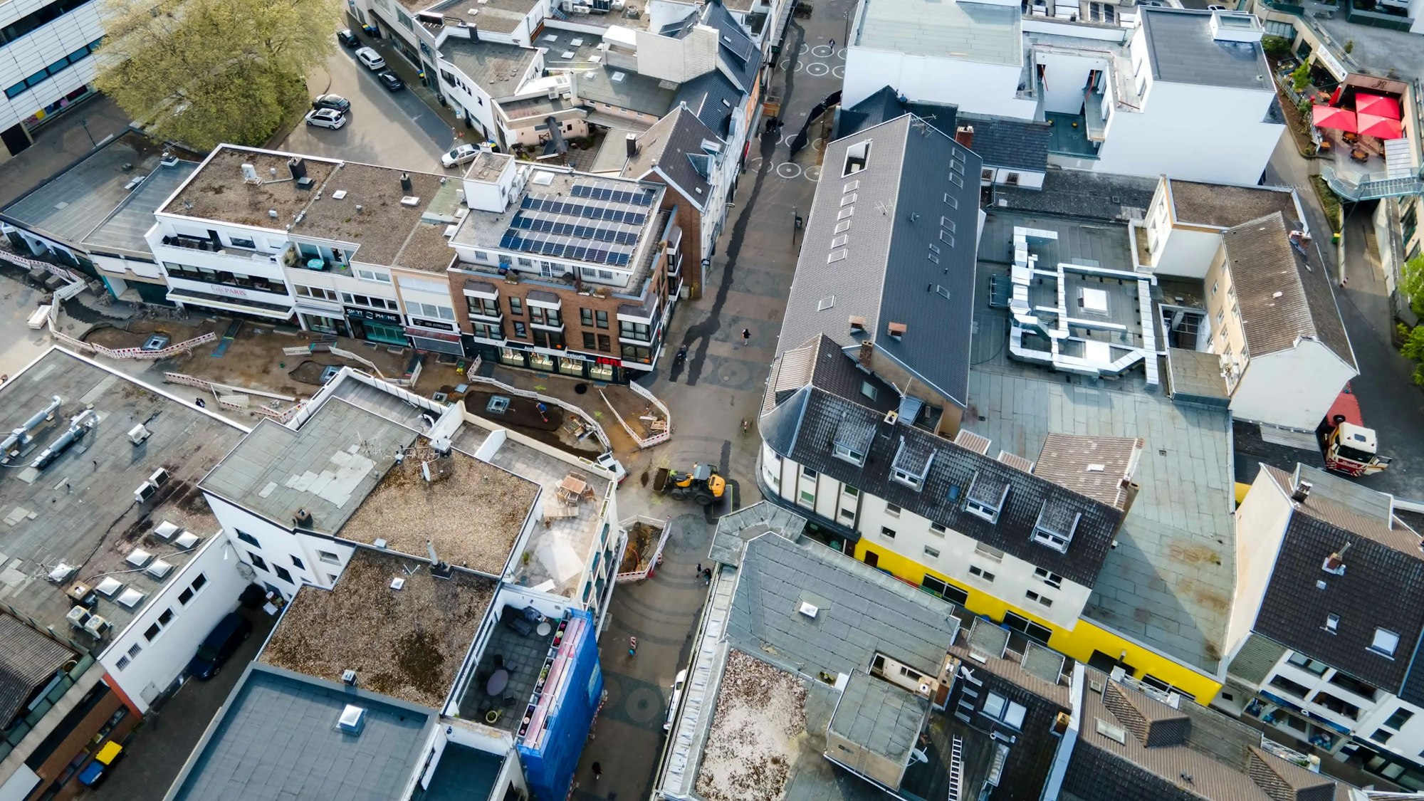 Das Bild zeigt die Euskirchener Fußgängerzone aus der Luft.