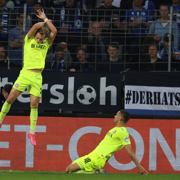 Wiesbadens Benedict Hollerbach (l) und Ivan Prtajin (r) feiern das 1:1 beim Relegationsspiel gegen Bielefeld.