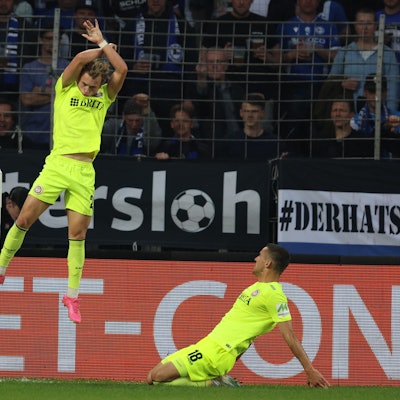 Wiesbadens Benedict Hollerbach (l) und Ivan Prtajin (r) feiern das 1:1 beim Relegationsspiel gegen Bielefeld.