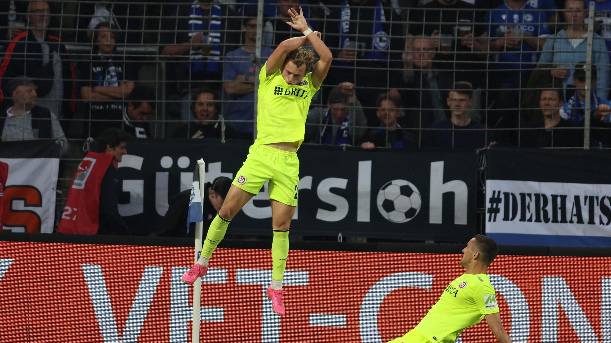 Wiesbadens Benedict Hollerbach (l) und Ivan Prtajin (r) feiern das 1:1 beim Relegationsspiel gegen Bielefeld.