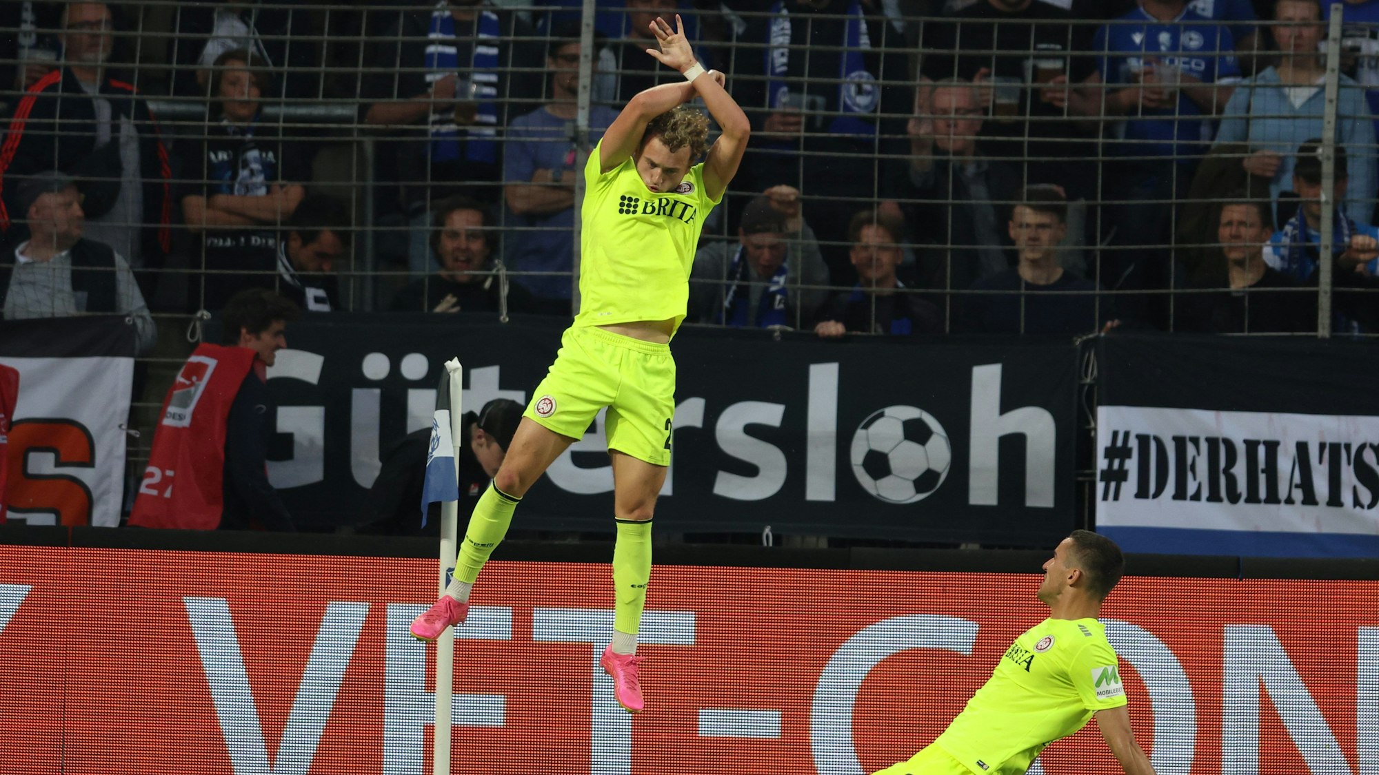 Wiesbadens Benedict Hollerbach (l) und Ivan Prtajin (r) feiern das 1:1 beim Relegationsspiel gegen Bielefeld.