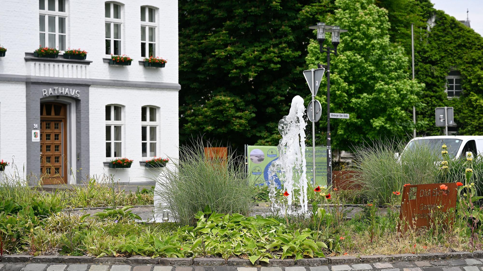Springbrunnen im Kreisverkehr ist wieder in Betrieb