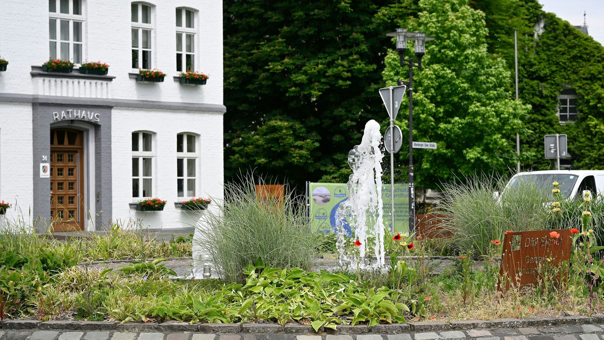 Springbrunnen im Kreisverkehr ist wieder in Betrieb