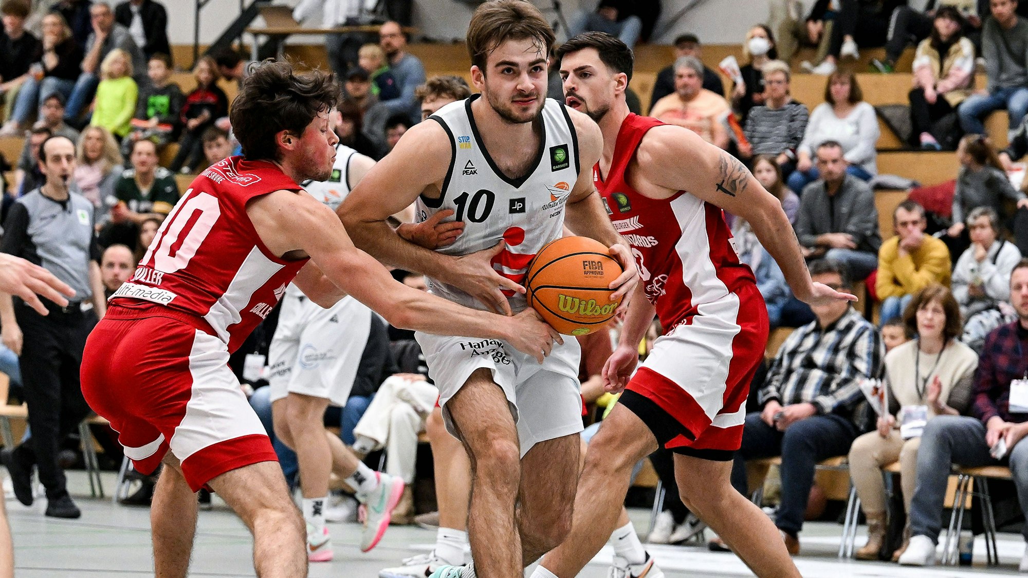 26.03.2023, xpsx, Basketball 2.Bundesliga Pro B, White Wings Hanau - Arvato Collage Wizards v.l. Nikolas Müller, Sebastian Brach White Wings Hanau, Florian Köppl Hanau Hessen Deutschland DEU *** 26 03 2023, xpsx, Basketball 2 Bundesliga Pro B, White Wings Hanau Arvato Collage Wizards v l Nikolas Müller, Sebastian Brach White Wings Hanau , Florian Köppl Hanau Hesse Germany DEU