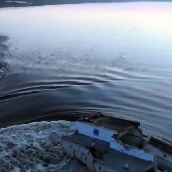 Enorme Wassermassen drängen durch die zerstörte Staumauer des Kachowka-Wasserkraftwerks nahe der ukrainischen Großstadt Cherson.