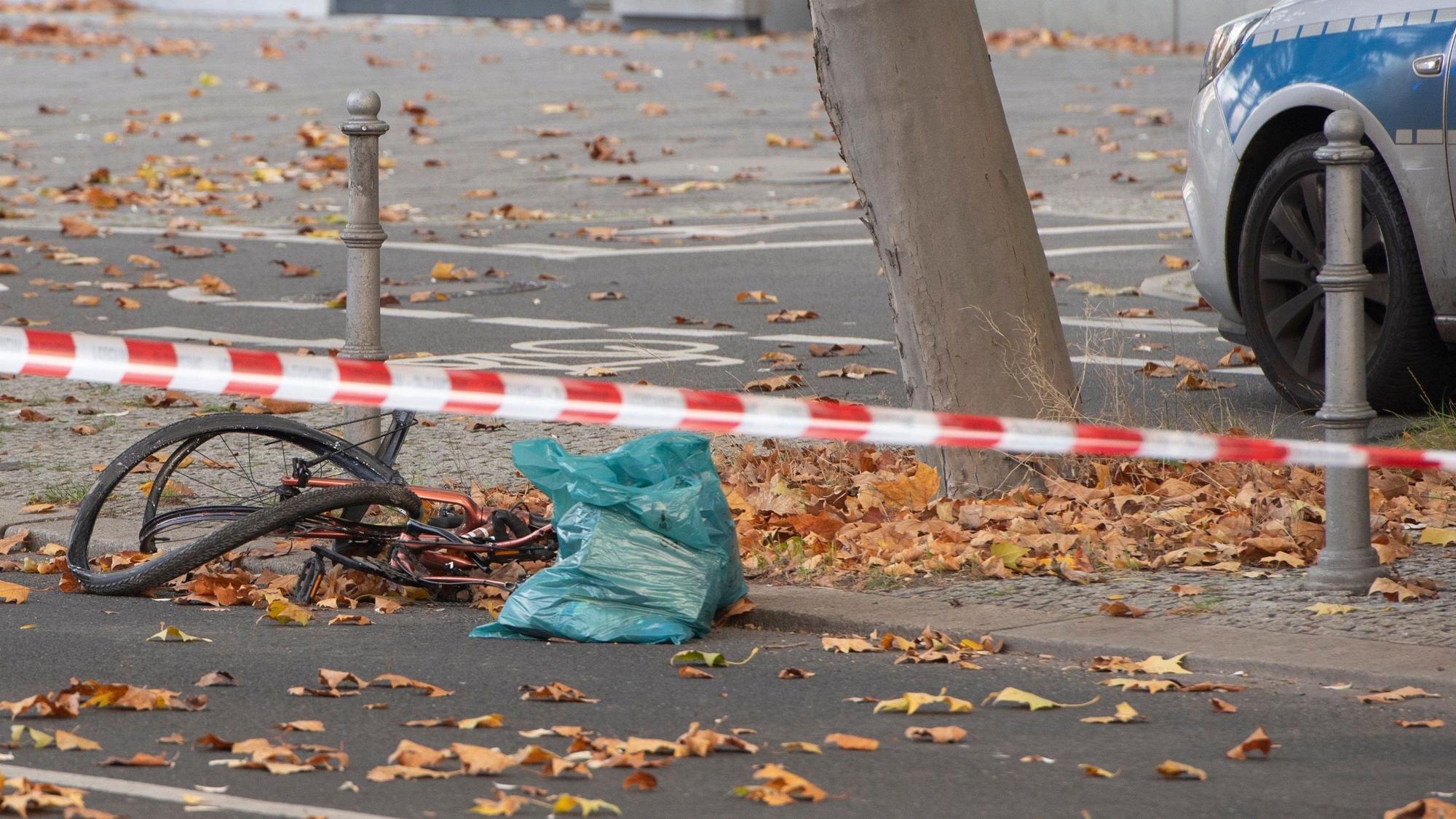 Ein zerstörtes Fahrrad liegt am Straßenrand.