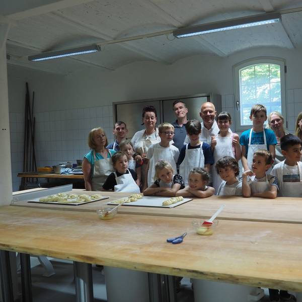 Die Back-AG der Gymnicher Grundschule in der Lehrbäckerei mit Landrat Frank Rock.