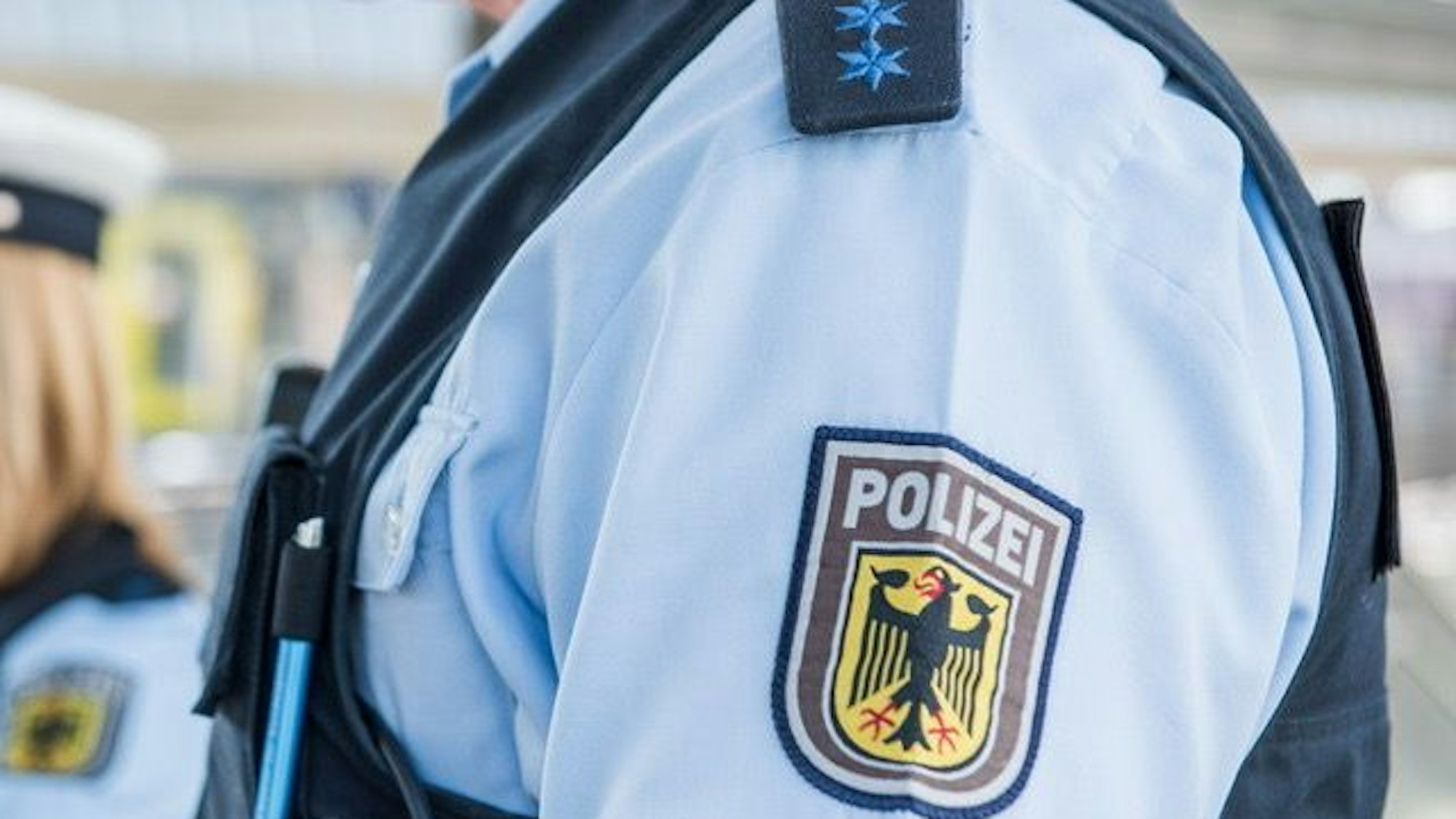 Ein Symbolbild zeigt die Uniform eines Bundespolizisten