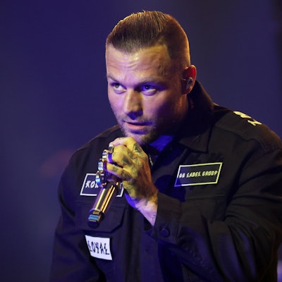 Der Berliner Rapper Kontra K bei einem Konzert in der Kölner Lanxess-Arena.