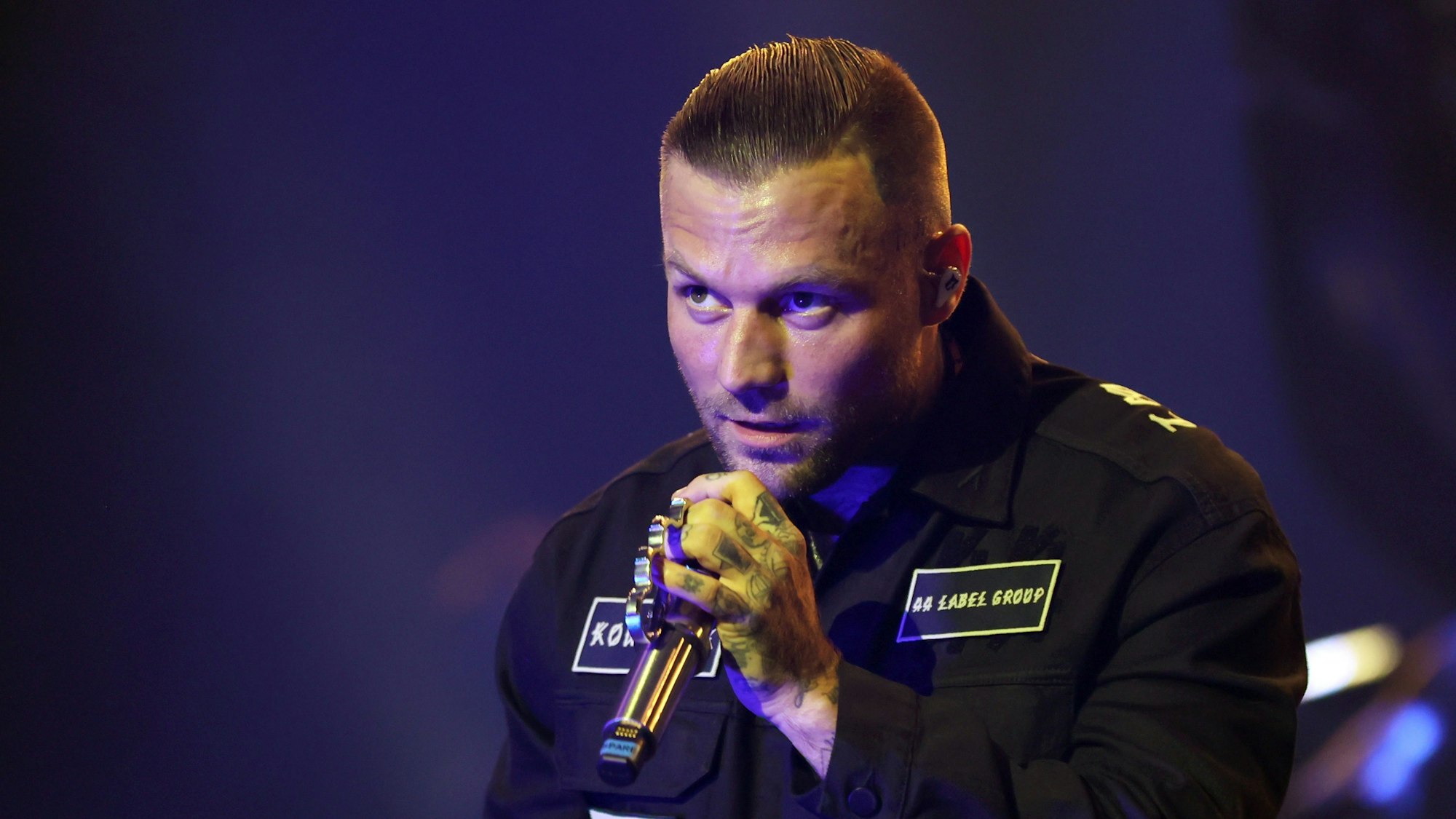 Kontra K mit Mikrofon in der Hand