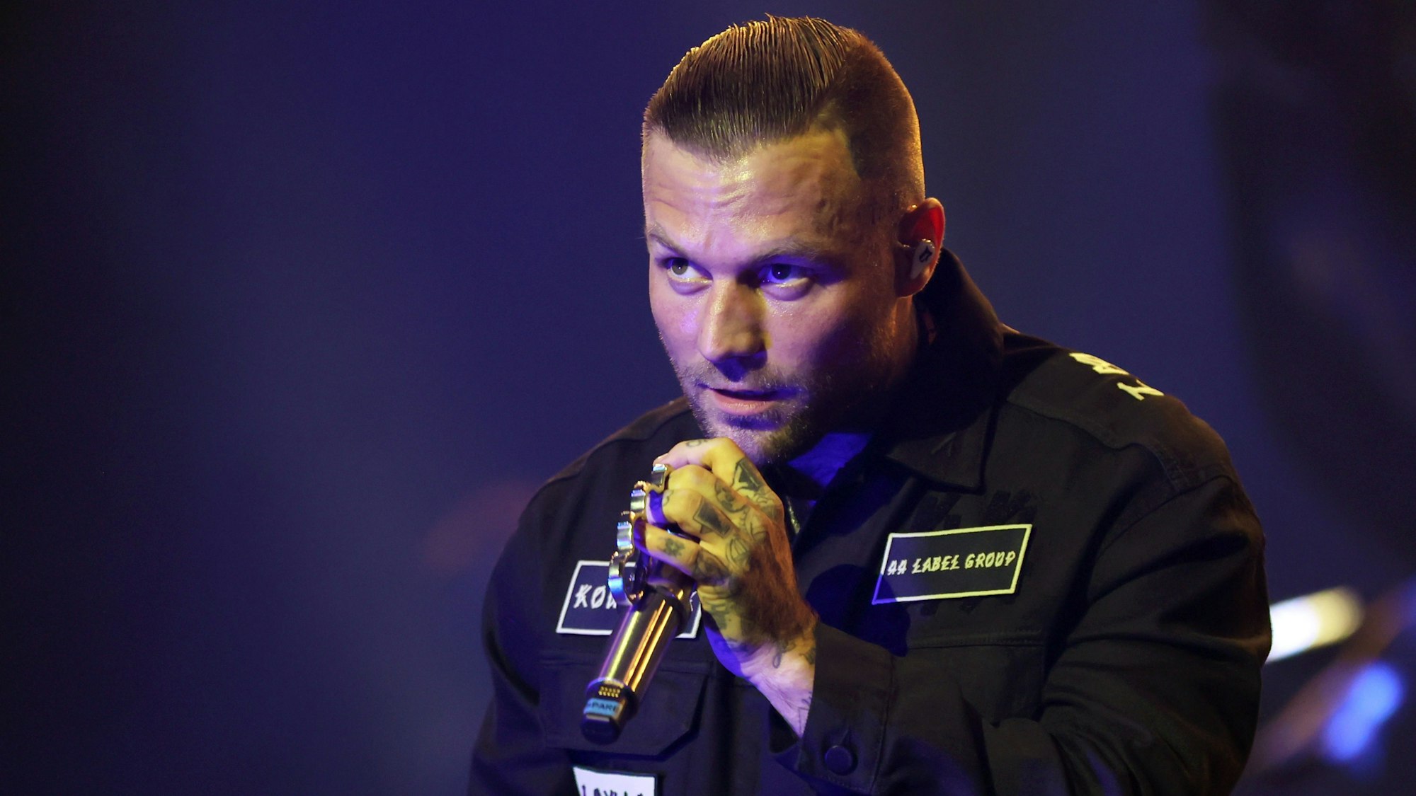 Der Berliner Rapper Kontra K bei einem Konzert in der Kölner Lanxess-Arena.