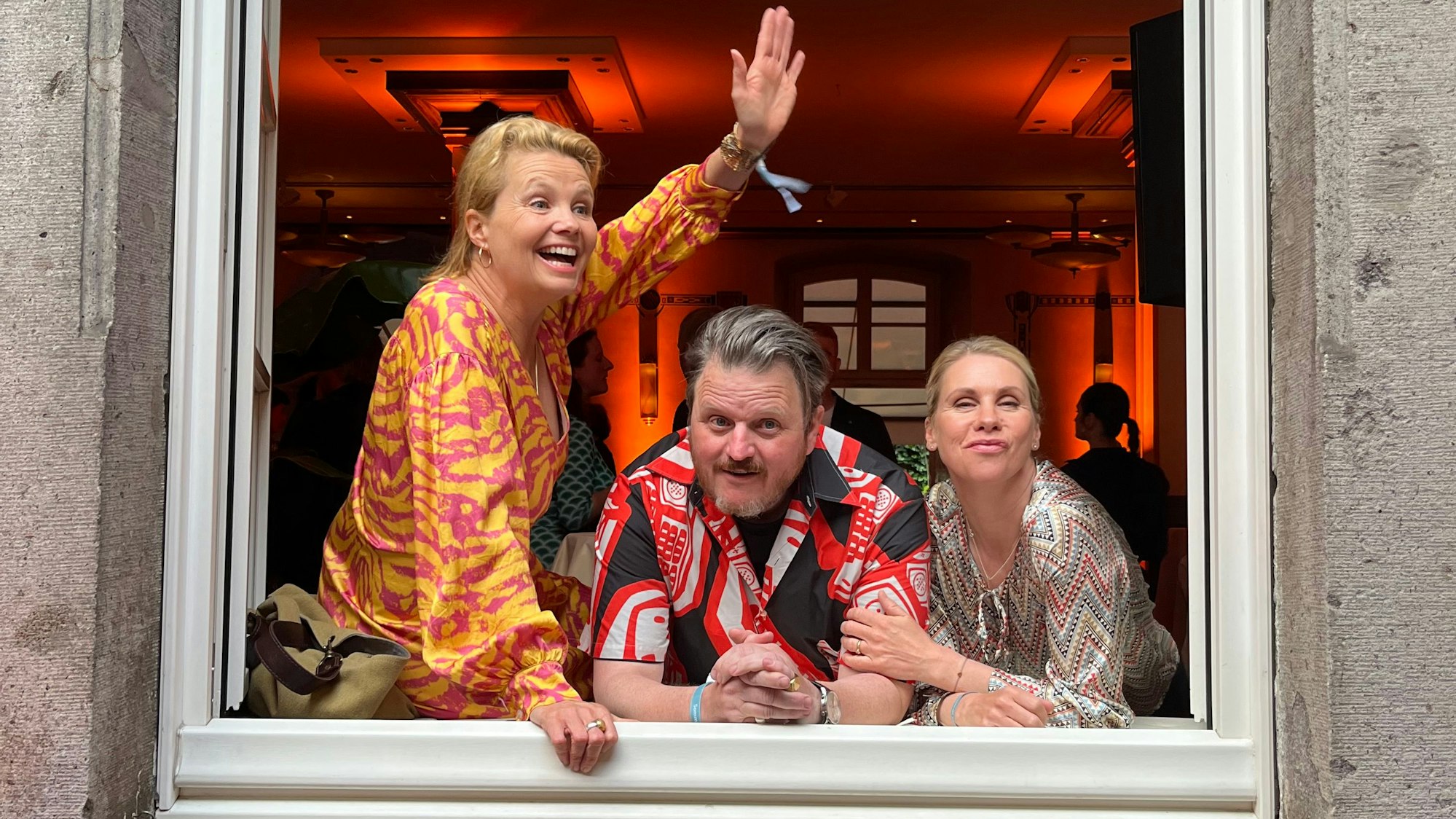 Annette Frier in ihrem Lieblingsfenster.