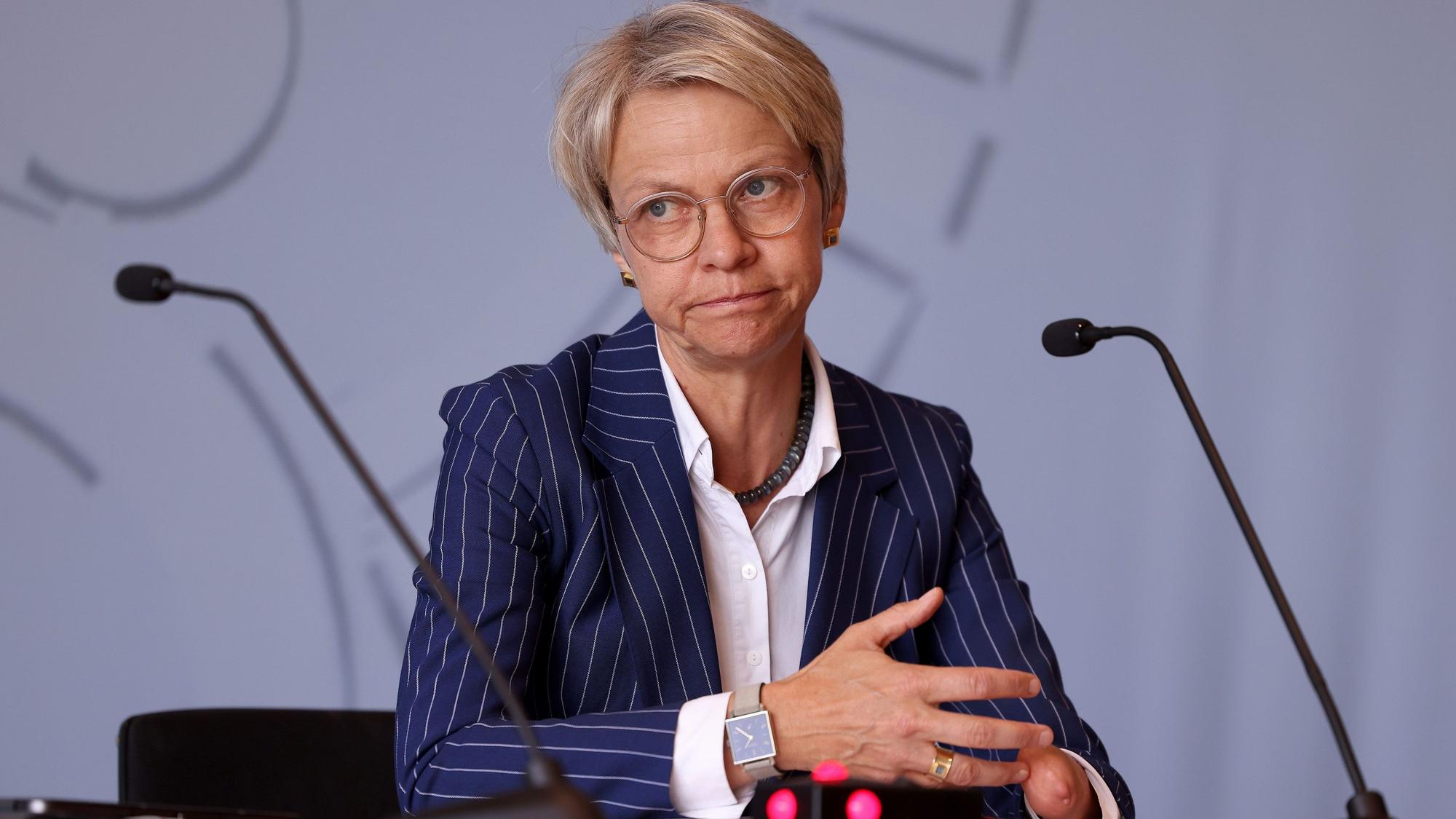 07.06.2023, Nordrhein-Westfalen, Düsseldorf: Dorothee Feller (CDU), Schulministerin von Nordrhein-Westfalen, spricht bei einer Pressekonferenz zum Schulausschuss des Landtags. Das Schulministerium hat aus jüngsten Datenpannen nach eigener Darstellung «die erforderlichen Konsequenzen gezogen». Foto: David Young/dpa +++ dpa-Bildfunk +++