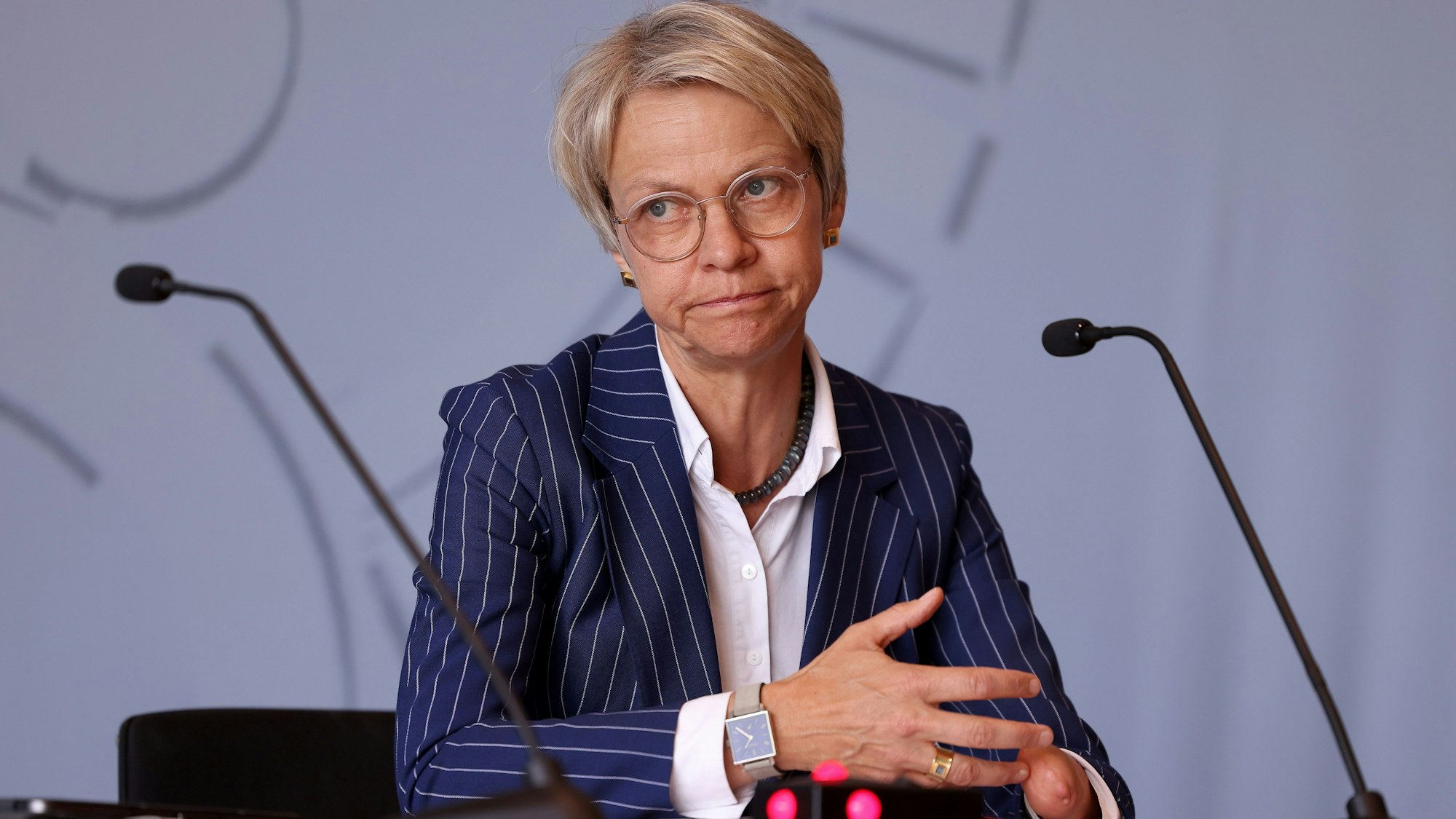 07.06.2023, Nordrhein-Westfalen, Düsseldorf: Dorothee Feller (CDU), Schulministerin von Nordrhein-Westfalen, spricht bei einer Pressekonferenz zum Schulausschuss des Landtags. Das Schulministerium hat aus jüngsten Datenpannen nach eigener Darstellung «die erforderlichen Konsequenzen gezogen». Foto: David Young/dpa +++ dpa-Bildfunk +++