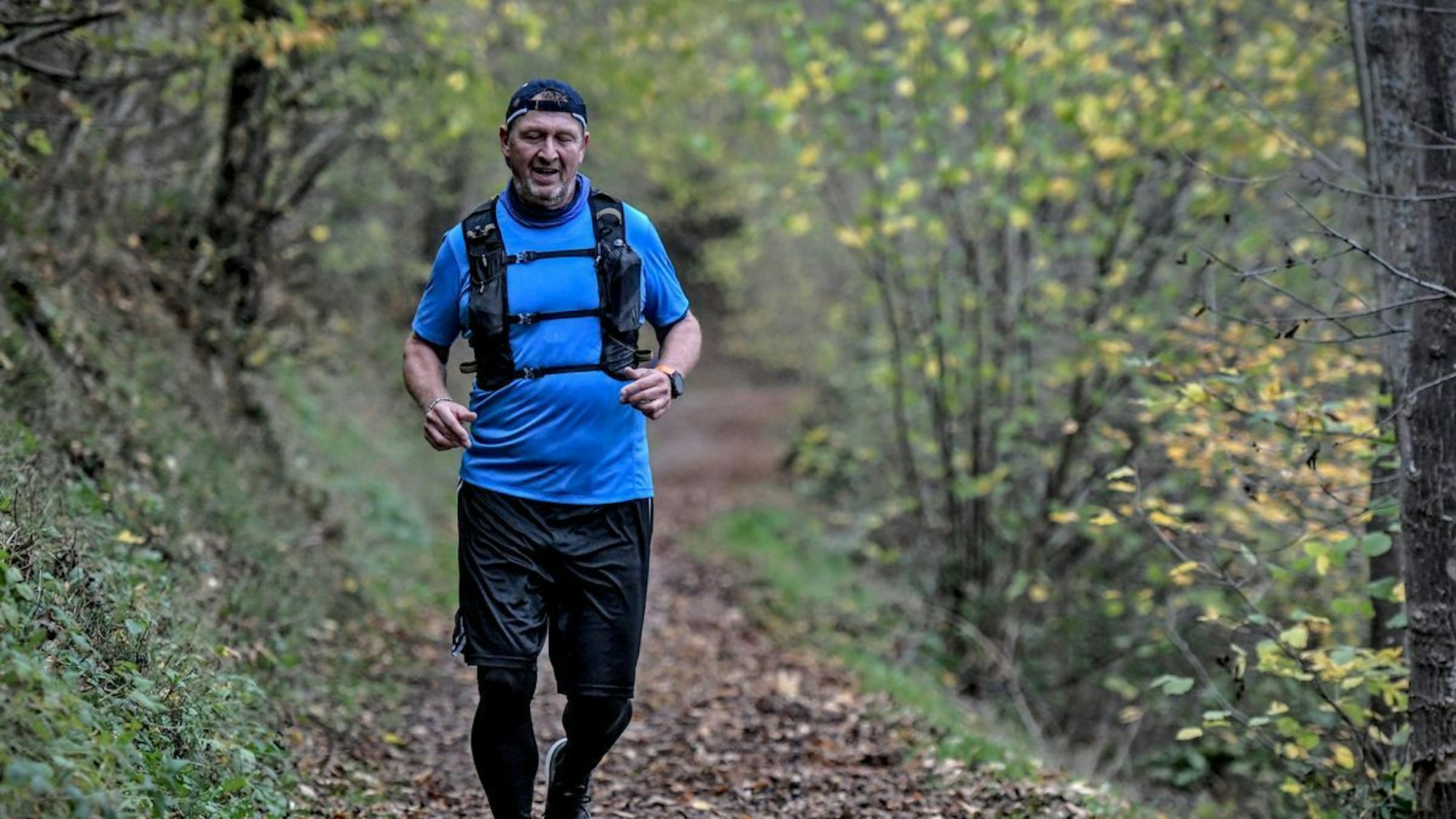 Das Foto zeigt Horst Paesch beim Waldlauf.