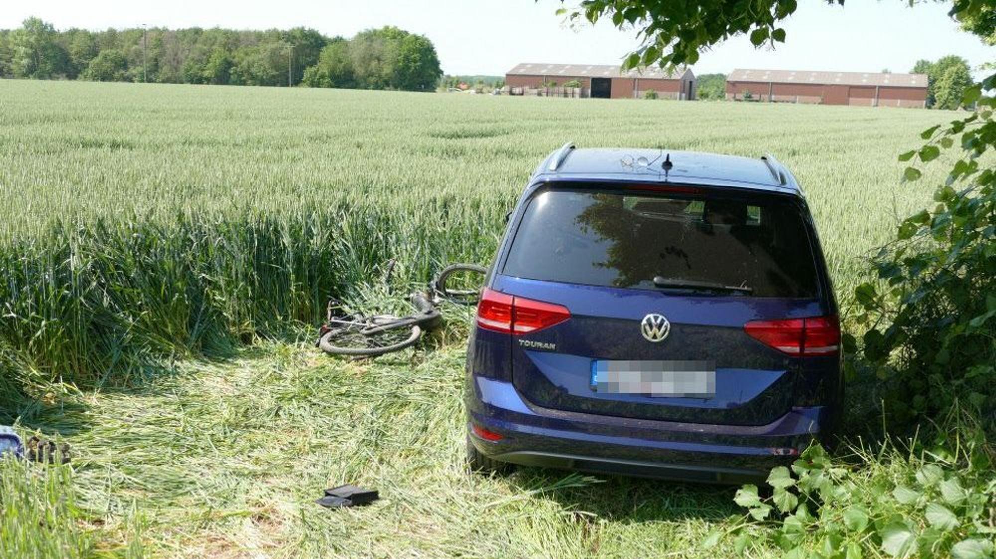 Ein E-Bike liegt neben einem Auto.