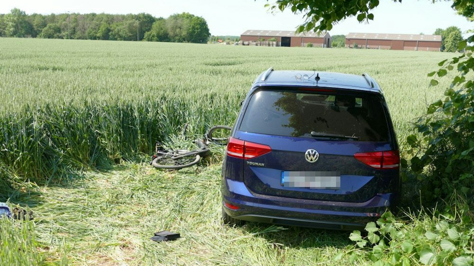 Ein E-Bike liegt neben einem Auto.