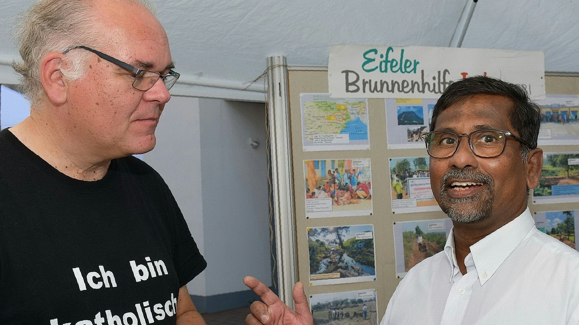 Father George Stephen Rayappan Packiam (r.) und GdG-Leiter und Pfarrer Erik Pühringer (l.) vor dem Kleinen Katholikentag in Mechernich.