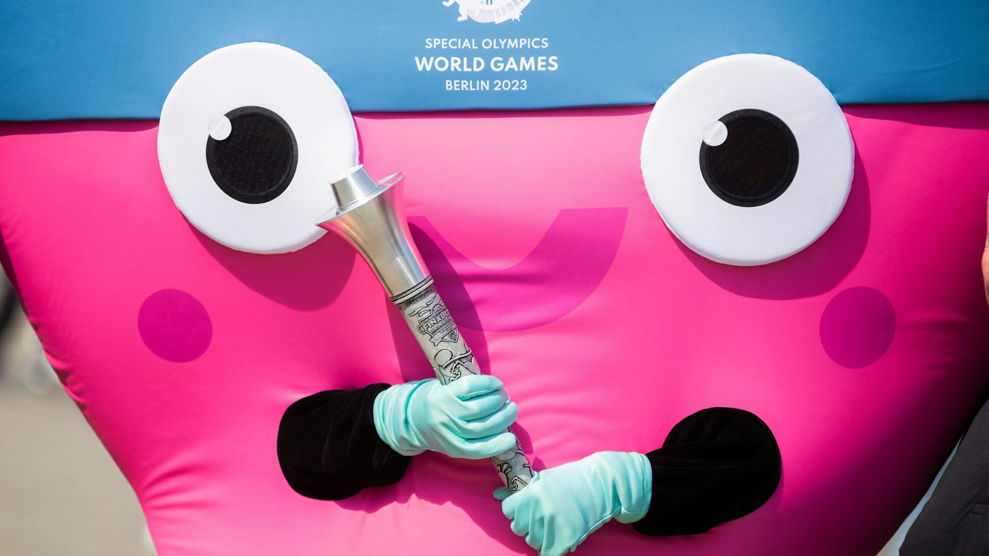 Das Maskottchen der Special Olympics World Games „Unity“ hält die Fackel für die Special Olympics World Games. Auch in Köln wird es im Vorfeld der Spiele einen Fackellauf geben.