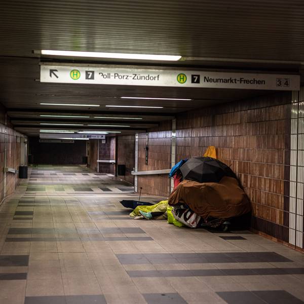 01.01.2022, Köln: Eine Obdachlose hat ihr Nachtlager in einer Unterführung der Haltestelle Deutzer Freiheit der Kölner Verkehrsbetriebe (KVB) aufgeschlagen. Immer wieder sorgen Obdachlose für Beschwerden bei der KVB.