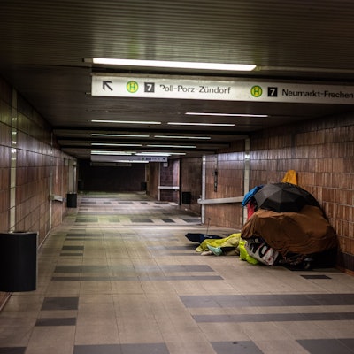 01.01.2022, Köln: Eine Obdachlose hat ihr Nachtlager in einer Unterführung der Haltestelle Deutzer Freiheit der Kölner Verkehrsbetriebe (KVB) aufgeschlagen. Immer wieder sorgen Obdachlose für Beschwerden bei der KVB.