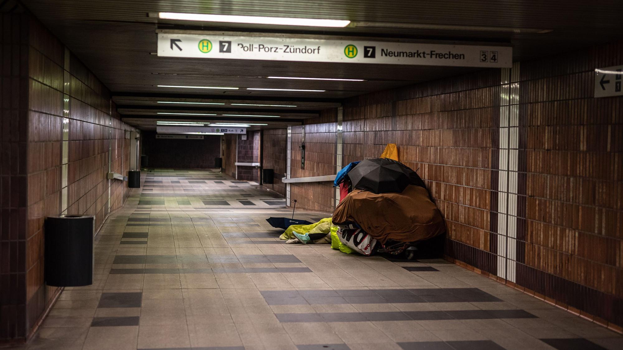 01.01.2022, Köln: Eine Obdachlose hat ihr Nachtlager in einer Unterführung der Haltestelle Deutzer Freiheit der Kölner Verkehrsbetriebe (KVB) aufgeschlagen. Immer wieder sorgen Obdachlose für Beschwerden bei der KVB.