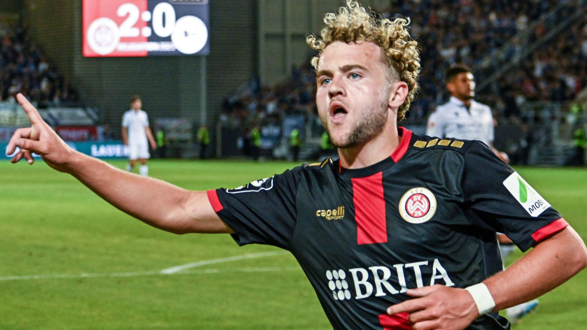 Benedict Hollerbach erwies sich in der abgelaufenen Drittliga-Saison als treffsicherster Spieler bei Zweitliga-Aufsteiger Wehen Wiesbaden. Nun will der 1. FC Köln den Angreifer verpflichten.