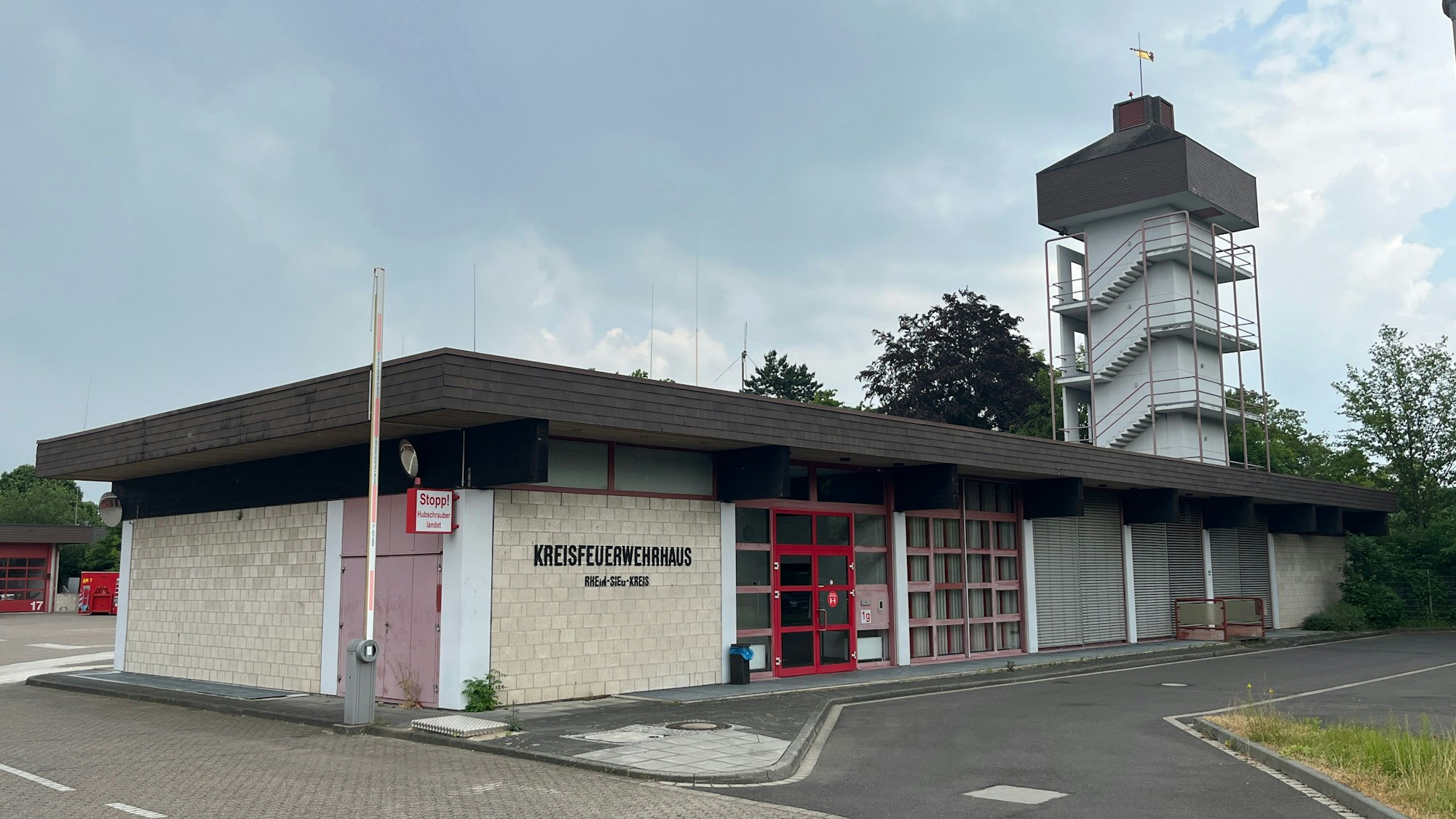 Außenansicht eines Feuerwehrhauses.