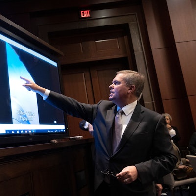 Der stellvertretende Direktor des Geheimdienstes der US-Marine sagt bei einer Anhörung im Capitol über die Sichtung von „Unidentifizierten Flugobjekten“ aus. Ein Veteran der amerikanischen Air Force behauptet, die USA seien im Besitz „außerirdischer Flugobjekte“. (Archivbild)