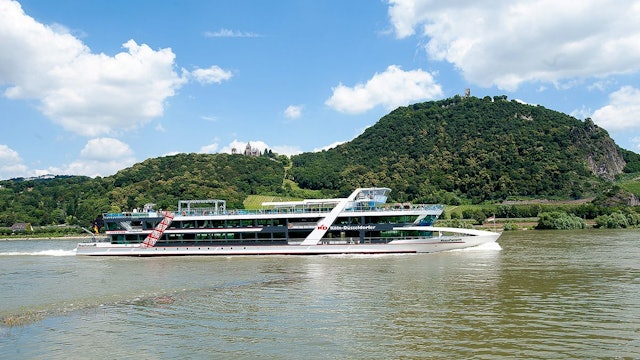 KD Schiff mit Siebengebirge im Hintergrund