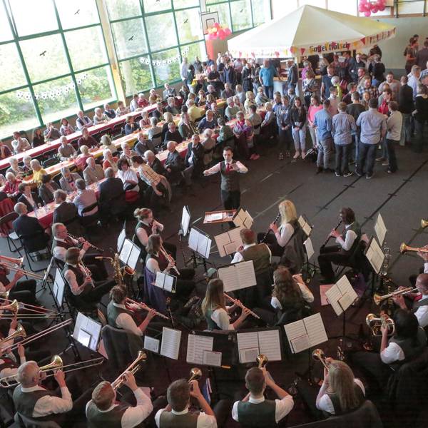 Eine Schützenkapelle spielt in der Turnhalle Wipperfeld.