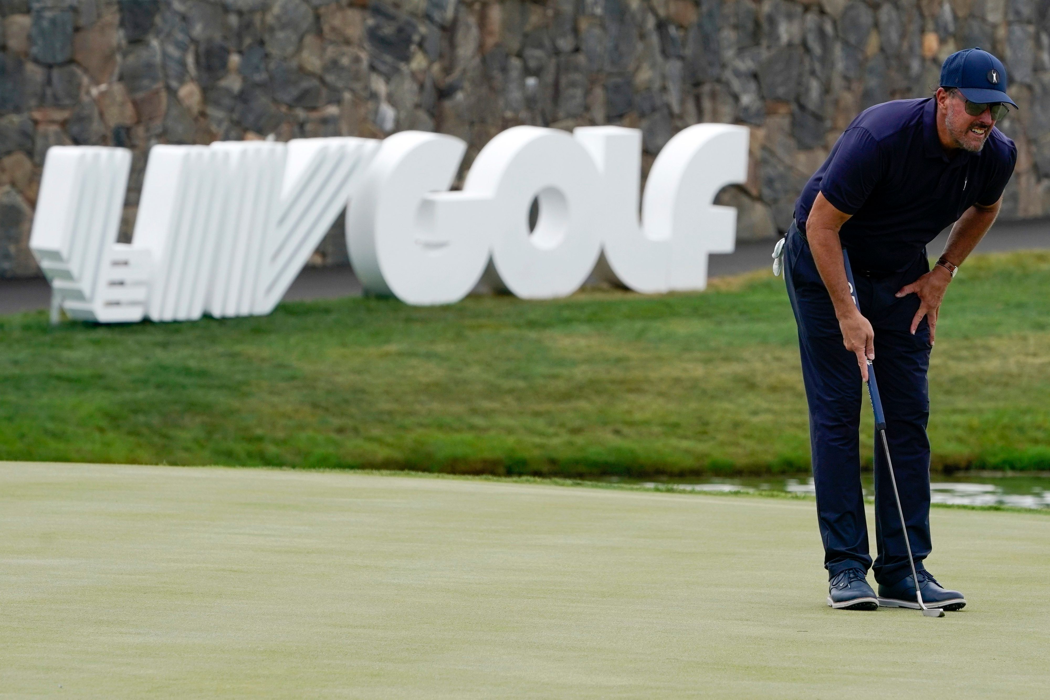 USA, Bedminster: Phil Mickelson bereitet einen Schlag am 18. Loch während der ersten Runde des Bedminster Invitational LIV Golfturniers vor.
