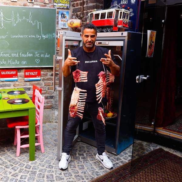 Serhat Çokgezen aus der Serie „Notruf Hafenkante“ in seinem Restaurant „Artistanbul“ in Köln-Zündorf.