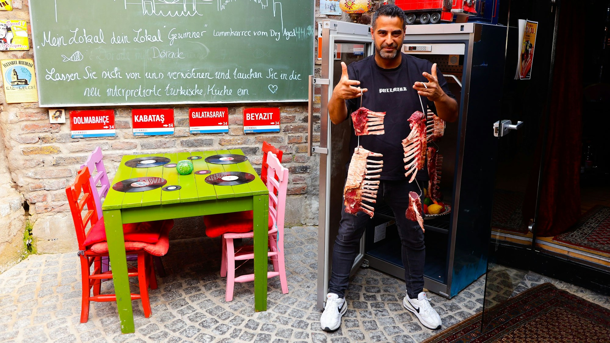 Serhat Çokgezen aus der Serie „Notruf Hafenkante“ in seinem Restaurant „Artistanbul“ in Köln-Zündorf.